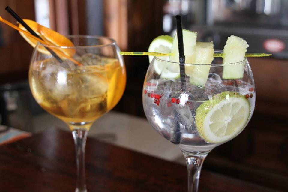Bebidas en Hotel "Posada de Cantabria EL SOLAR" -Cenas típicas y Gintonic- Bar -Terraza panorámica