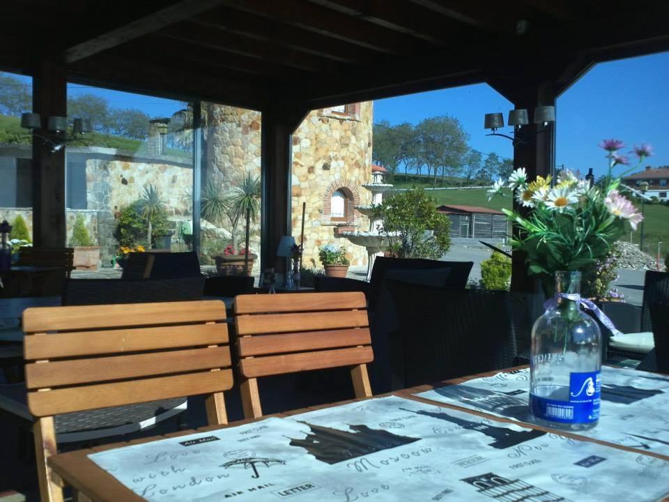 Un balcón o terraza de Hotel "Posada de Cantabria EL SOLAR" -Cenas típicas y Gintonic- Bar -Terraza panorámica