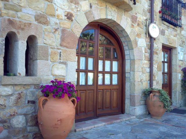Fachada o entrada de Hotel "Posada de Cantabria EL SOLAR" -Cenas típicas y Gintonic- Bar -Terraza panorámica