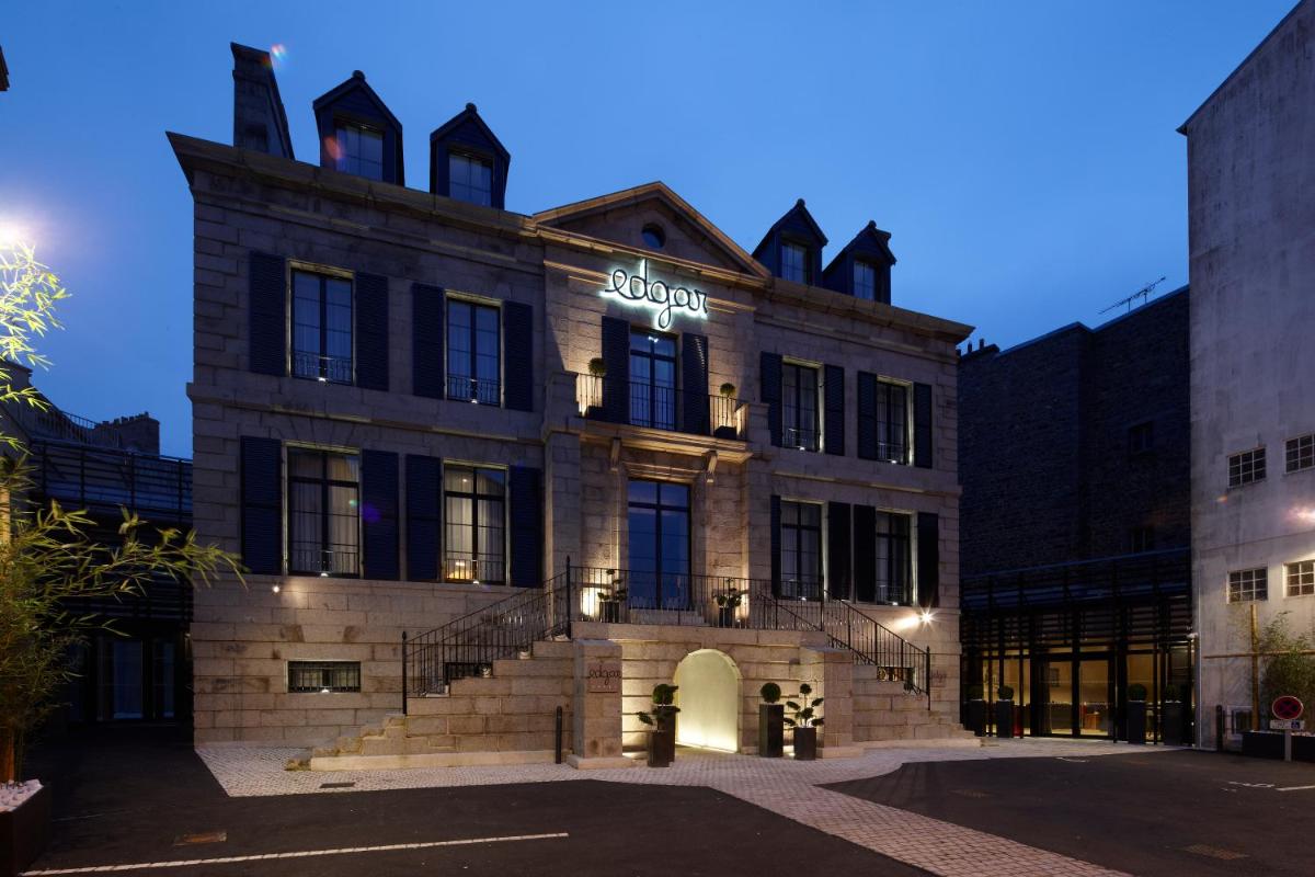 un bâtiment avec une enseigne sur la façade dans l'établissement Edgar Hôtel & Spa - Table Gastronomique, à Saint-Brieuc