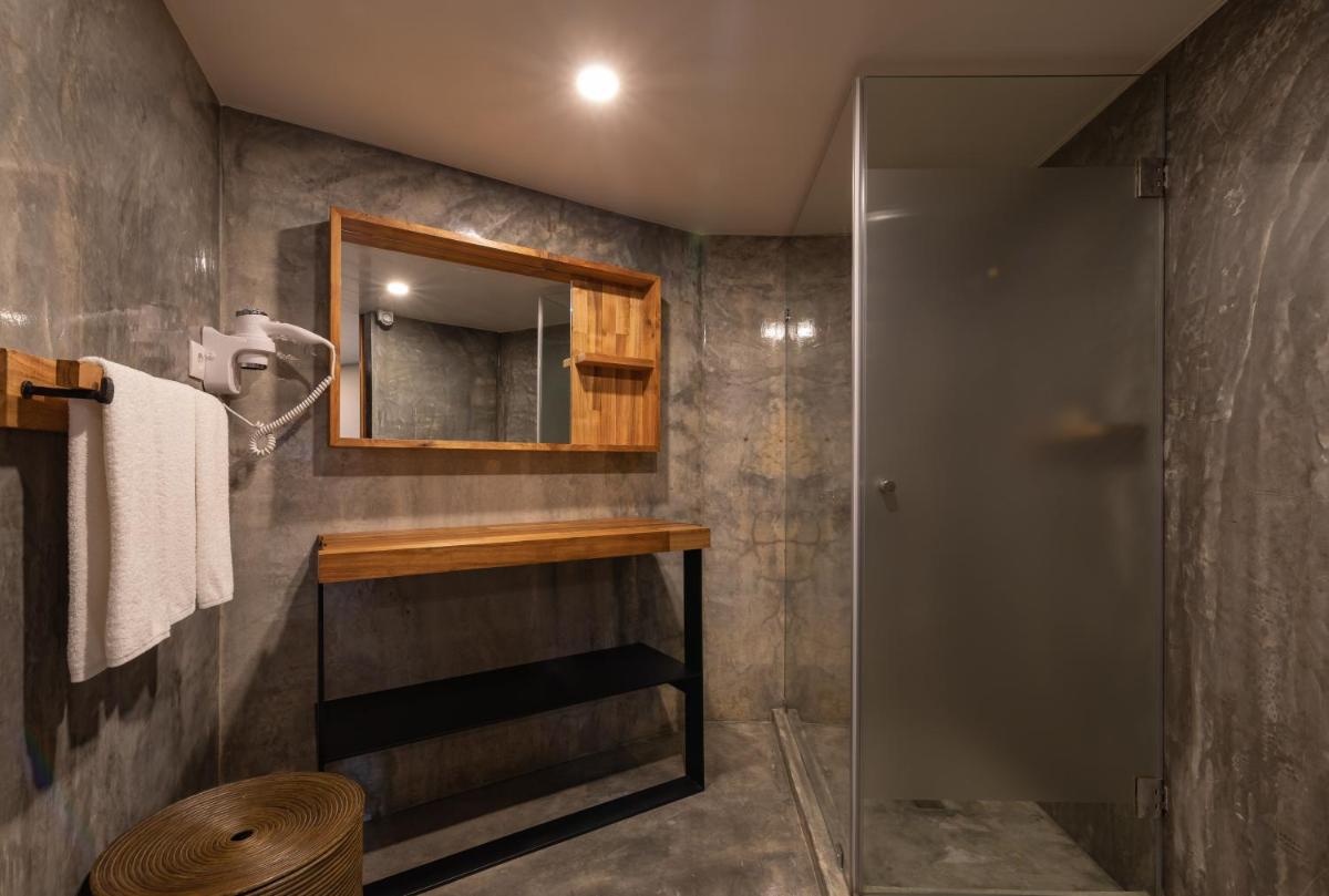 Uma casa de banho em Well Hotel & Spa