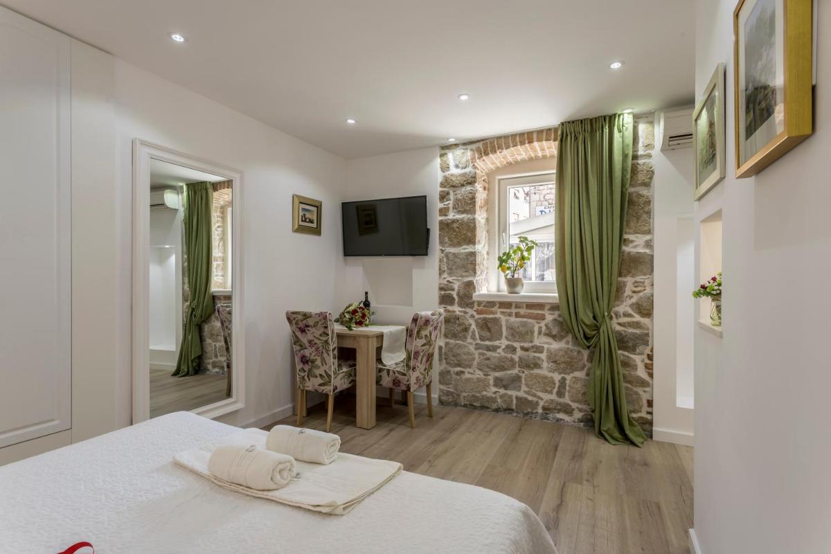 Split Center Apartments - Housity