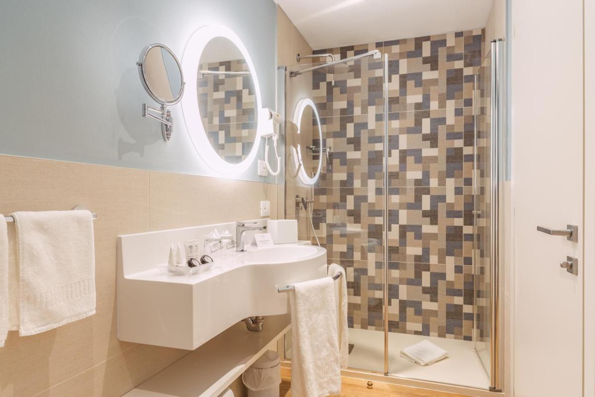 Sky Pool Hotel Sole Garda - Housity