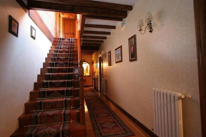 Imagen de la galería de Hotel "Posada de Cantabria EL SOLAR" -Cenas típicas y Gintonic- Bar -Terraza panorámica, en Galizano