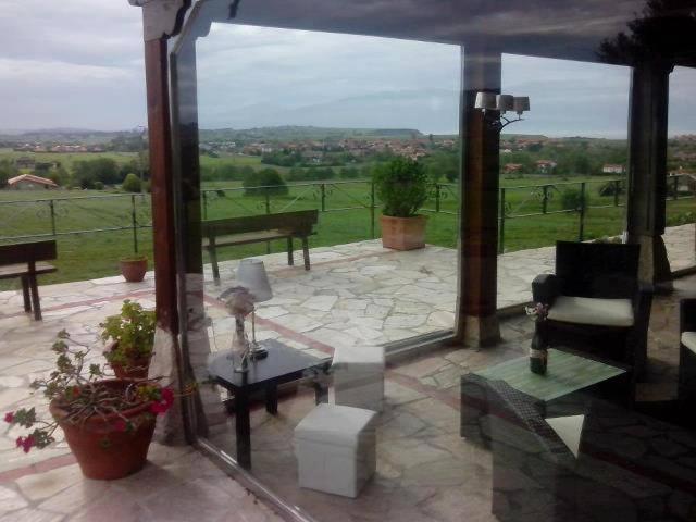 Un balcón o terraza de Hotel "Posada de Cantabria EL SOLAR" -Cenas típicas y Gintonic- Bar -Terraza panorámica