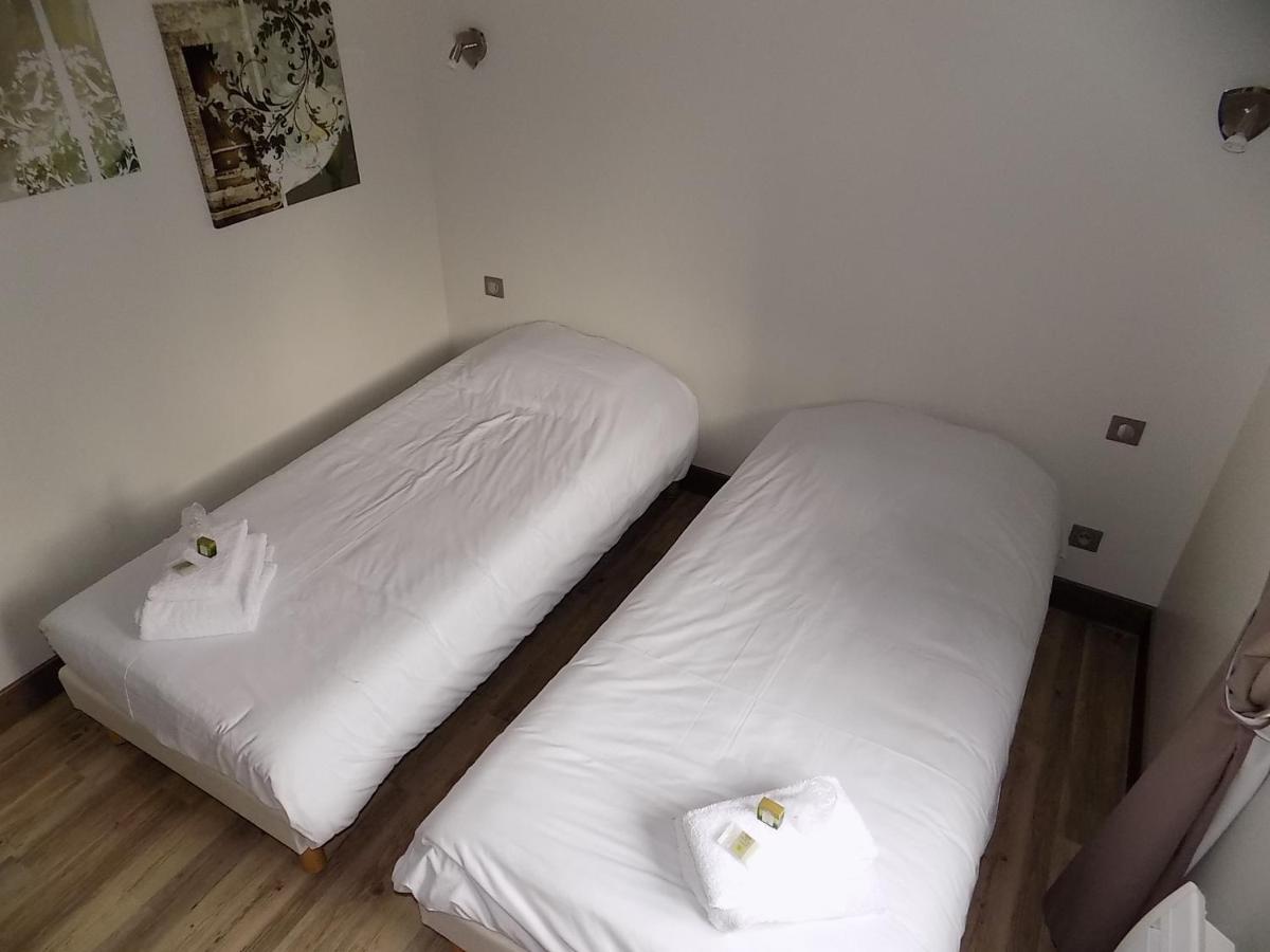 Un ou plusieurs lits dans un hébergement de l'établissement Logis Hôtel Le Régal & Spa