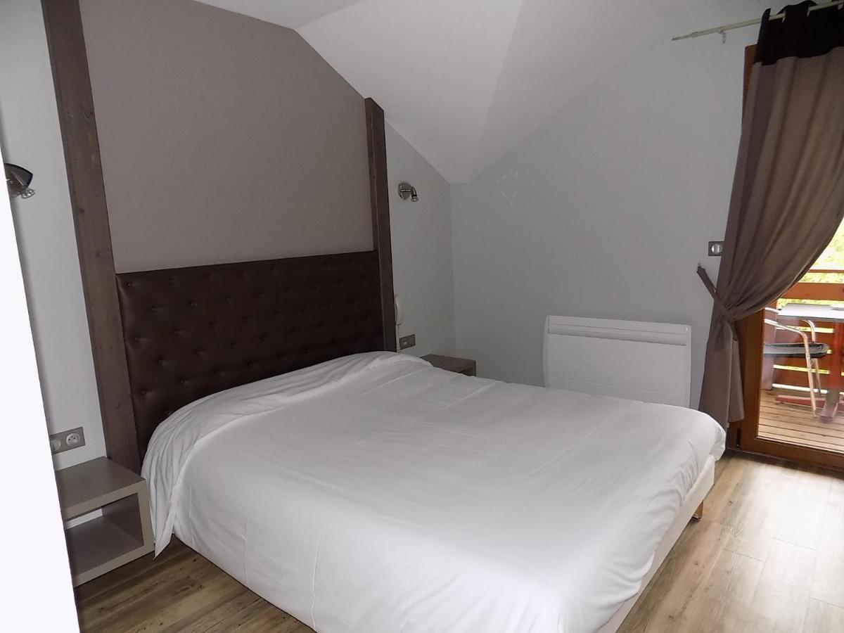 Un ou plusieurs lits dans un hébergement de l'établissement Logis Hôtel Le Régal & Spa