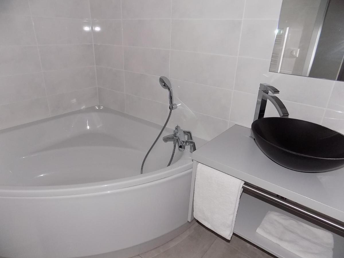 Salle de bains dans l'établissement Logis Hôtel Le Régal & Spa