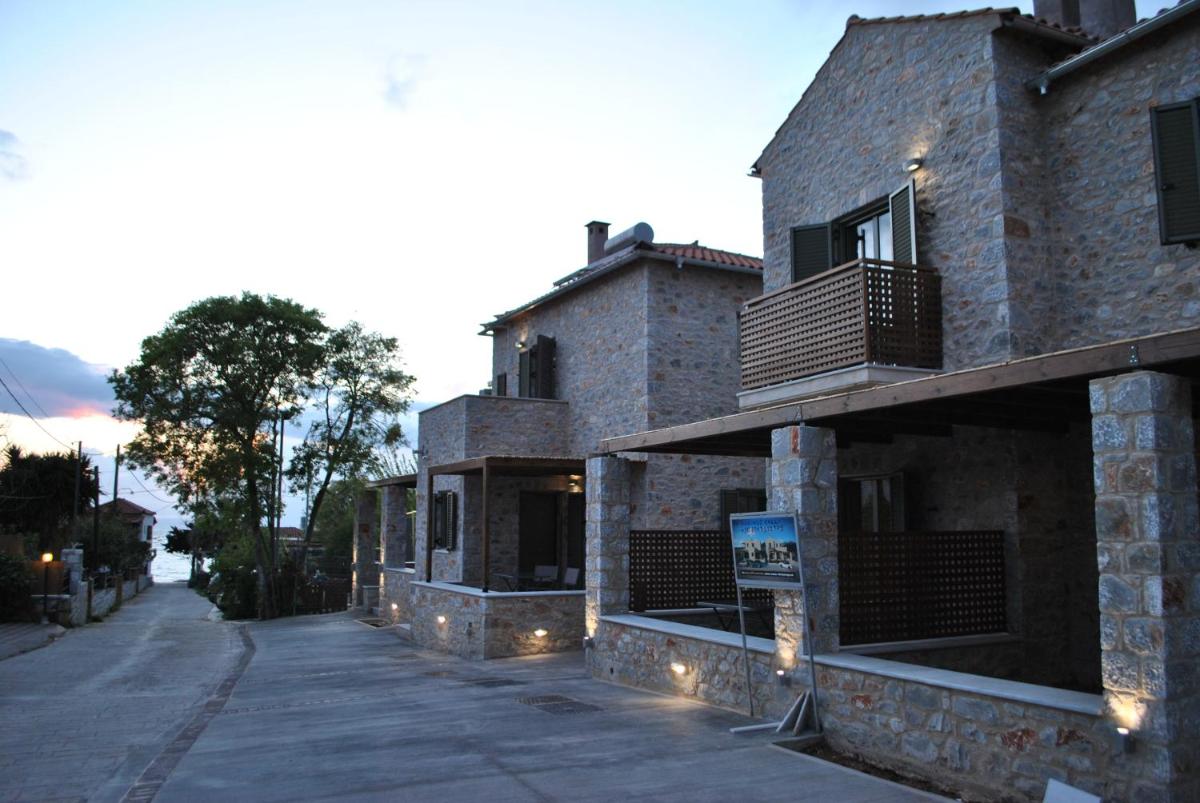 Petras Gi - Stone Houses - Housity