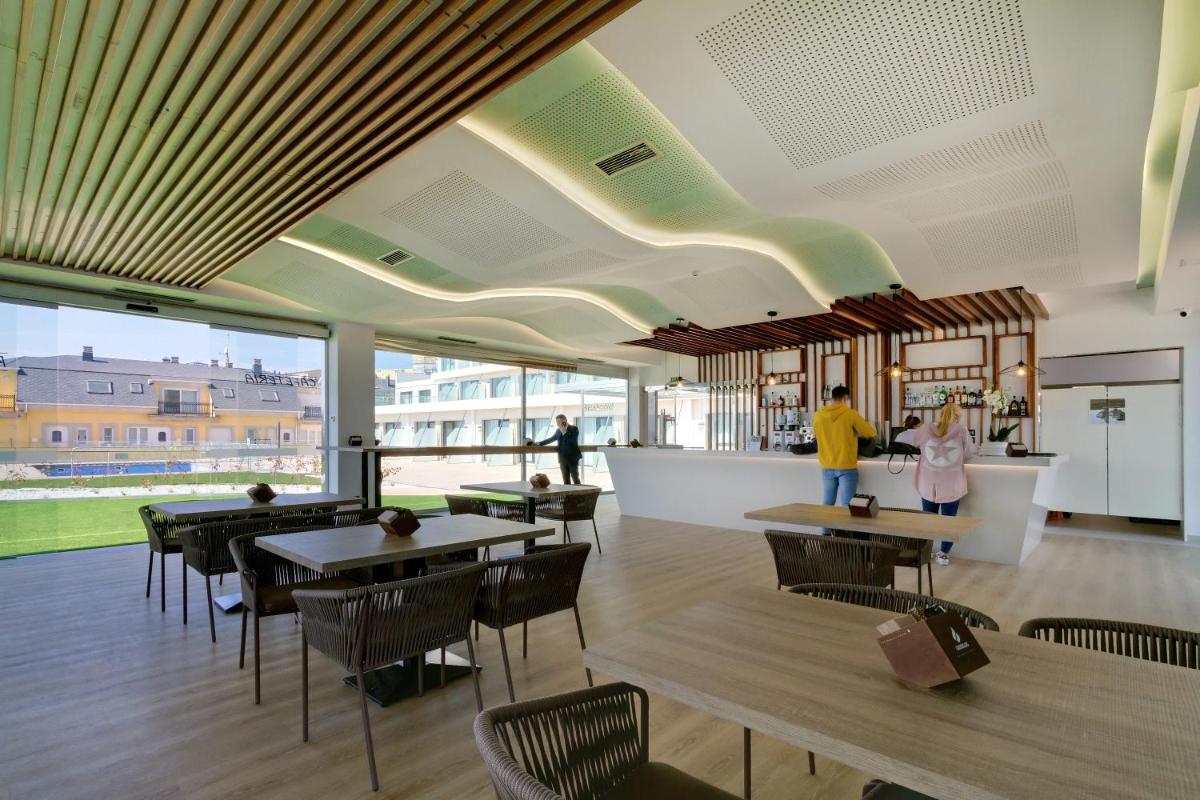 Un restaurante o sitio para comer en Oca Playa de Foz Hotel & Spa