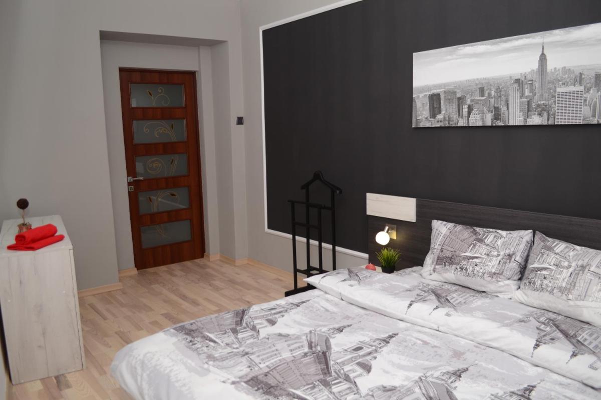 Modern Red Apartment - Housity