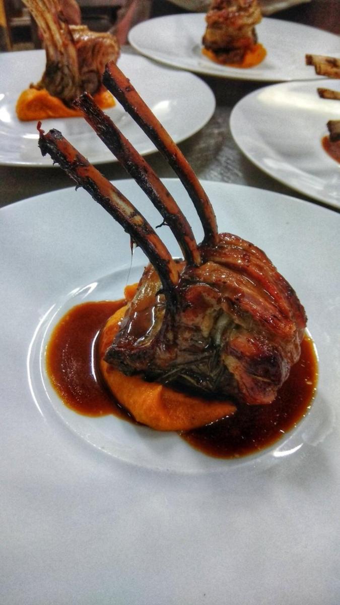 Comida en o cerca de este hotel