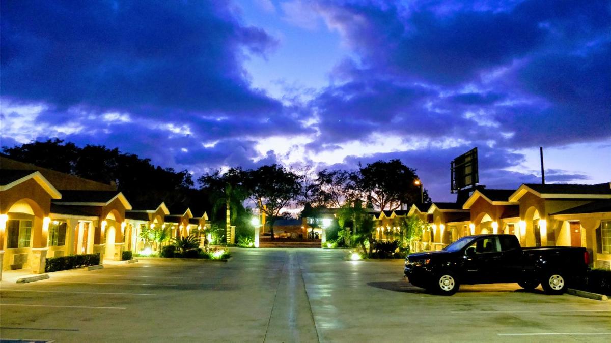 West Coast Inn Santa Ana - Housity