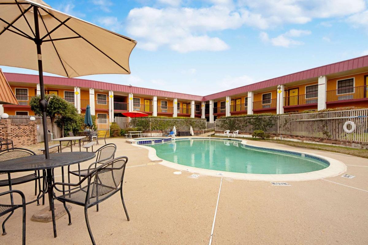 Economy Inn & Suites - Housity