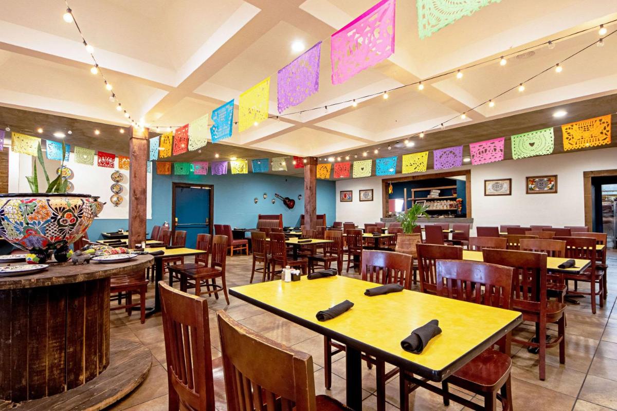 Economy Inn & Suites - Housity