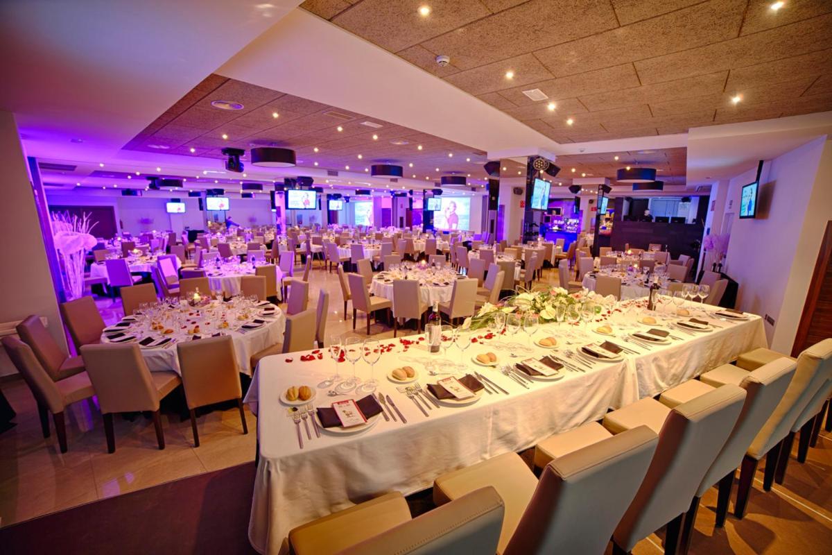 Un restaurante o sitio para comer en Dña Monse Hotel Spa & Golf