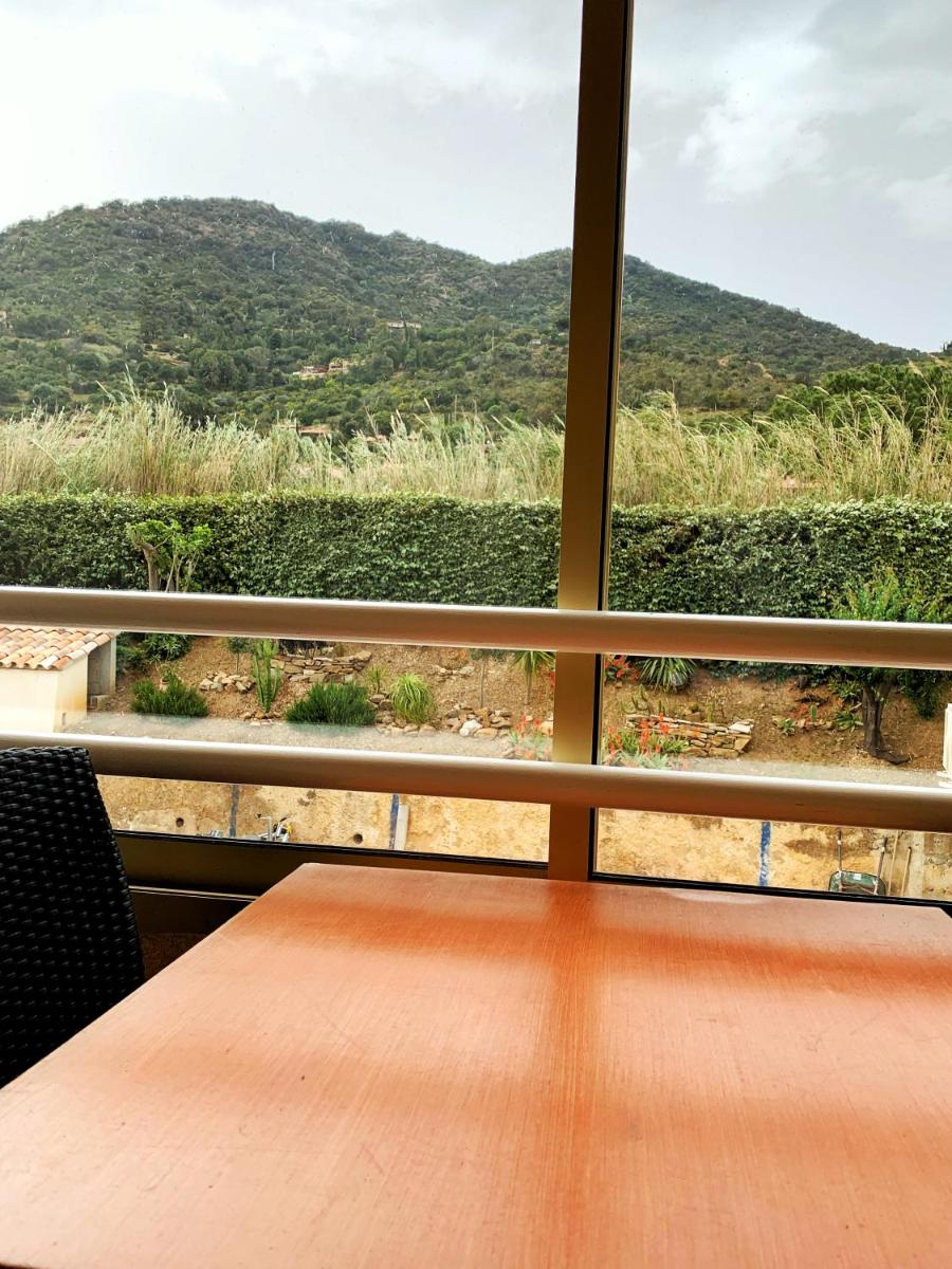 Vue générale sur la montagne ou vue sur la montagne depuis l'hôtel