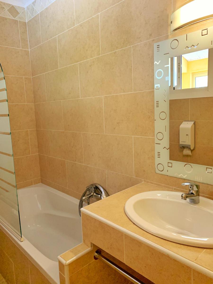 Salle de bains dans l'établissement Hôtel Beau Soleil