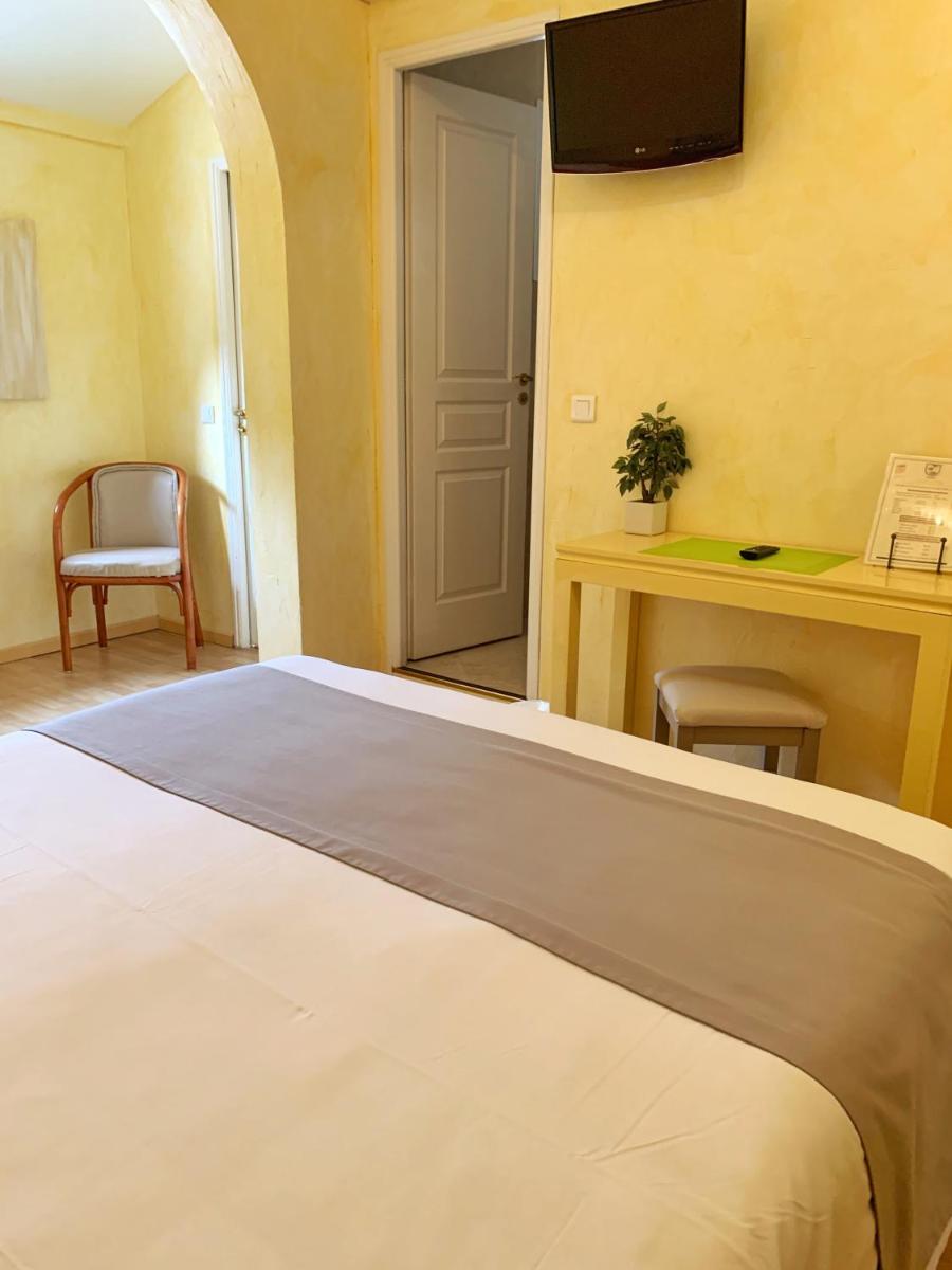 Un ou plusieurs lits dans un hébergement de l'établissement Hôtel Beau Soleil