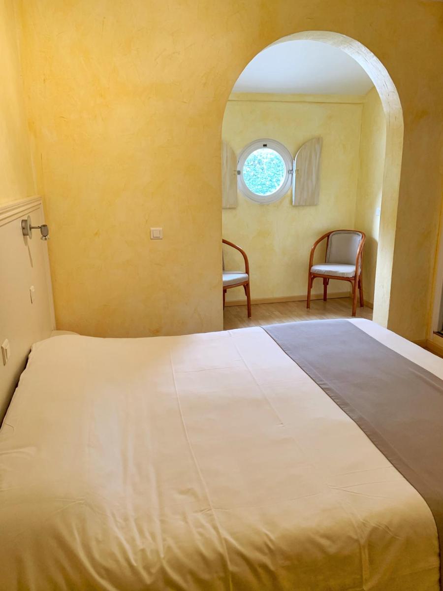 Un ou plusieurs lits dans un hébergement de l'établissement Hôtel Beau Soleil