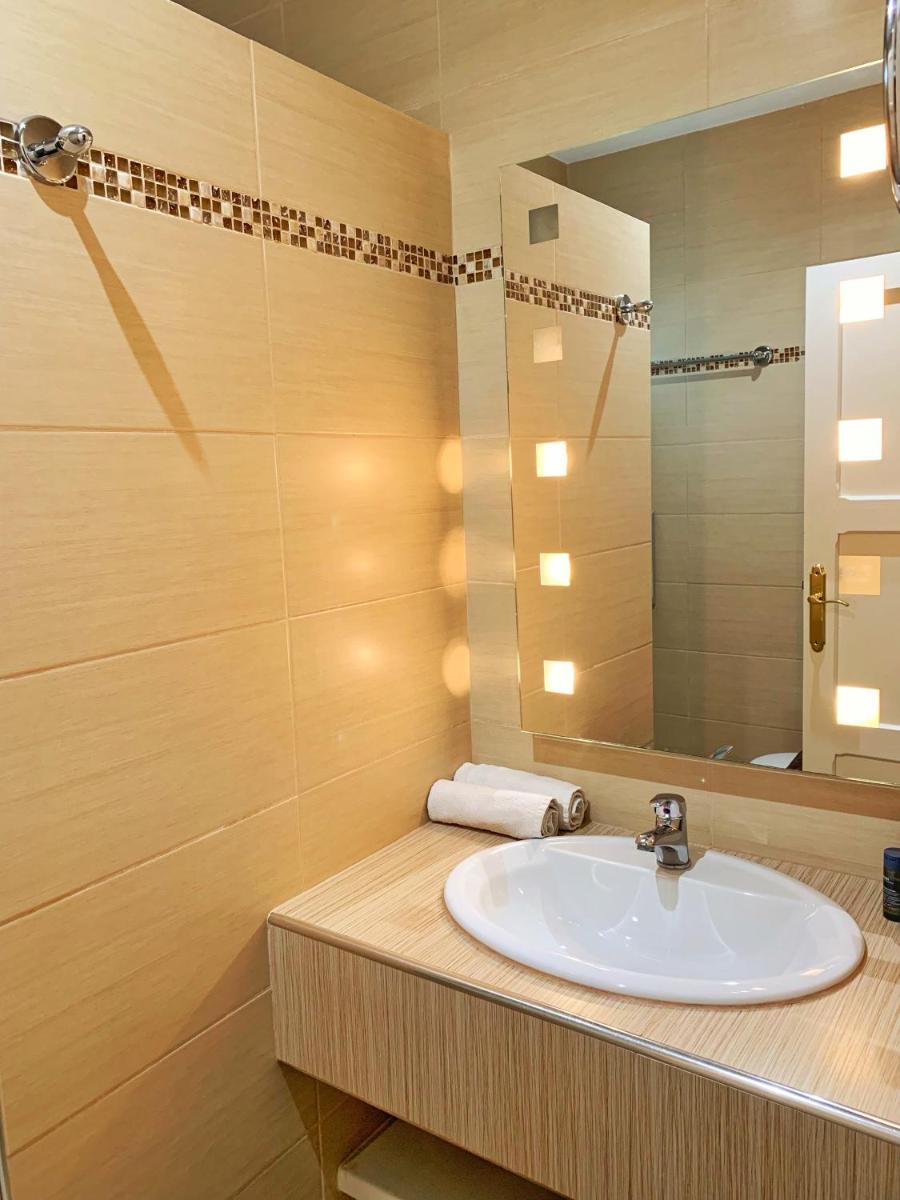 Salle de bains dans l'établissement Hôtel Beau Soleil