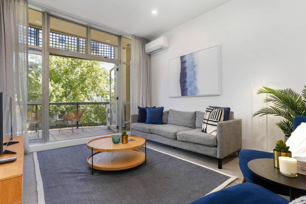 Modern & Stylish apt with sunny deck and carpark - Housity