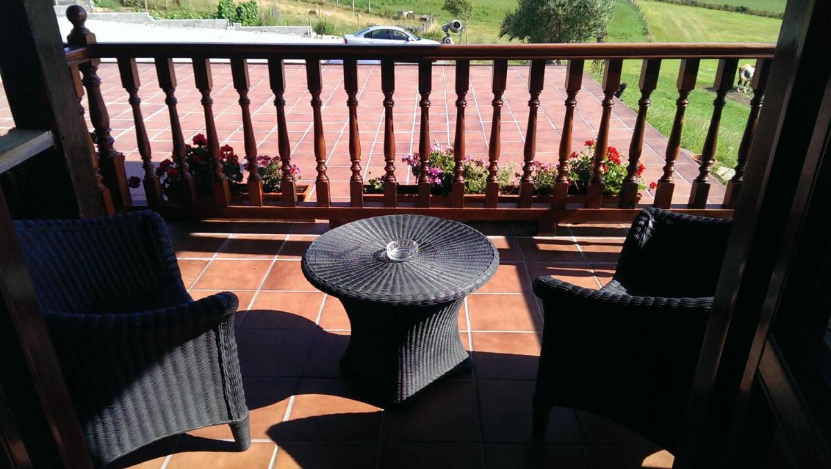 Un balcón o terraza de Hotel "Posada de Cantabria EL SOLAR" -Cenas típicas y Gintonic- Bar -Terraza panorámica