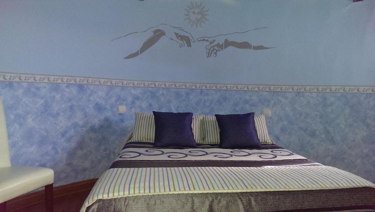 Cama o camas de una habitación en Hotel "Posada de Cantabria EL SOLAR" -Cenas típicas y Gintonic- Bar -Terraza panorámica