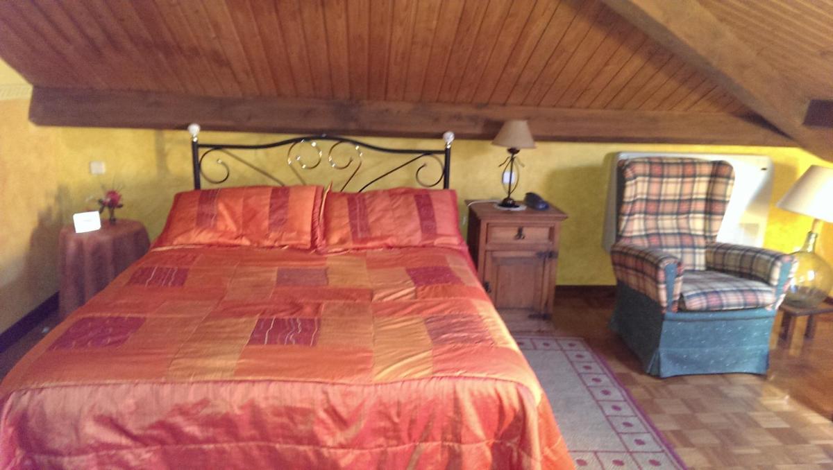 Cama o camas de una habitación en Hotel "Posada de Cantabria EL SOLAR" -Cenas típicas y Gintonic- Bar -Terraza panorámica