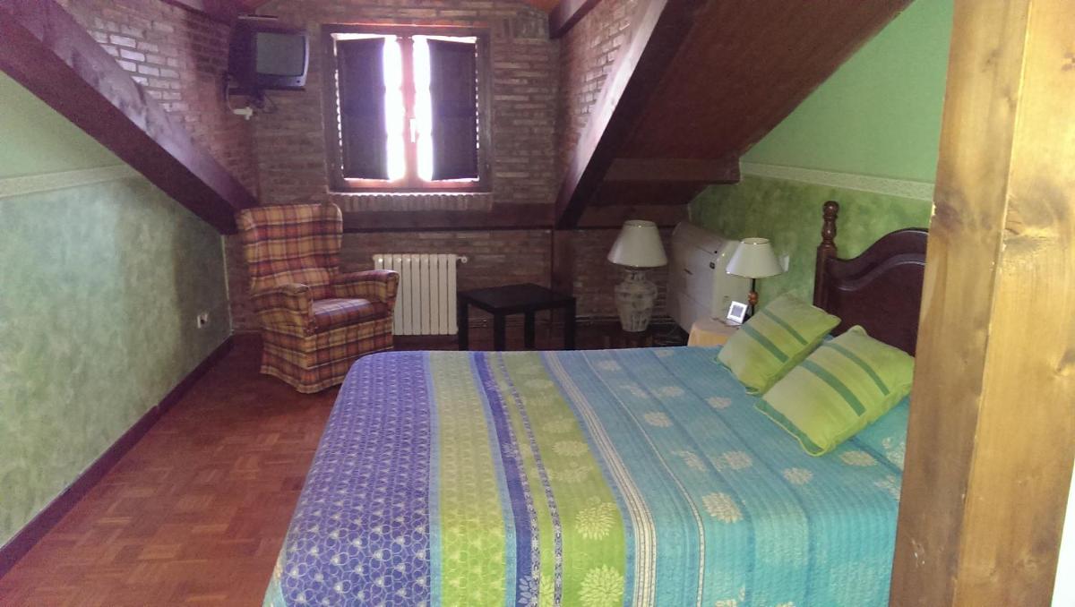 Cama o camas de una habitación en Hotel "Posada de Cantabria EL SOLAR" -Cenas típicas y Gintonic- Bar -Terraza panorámica
