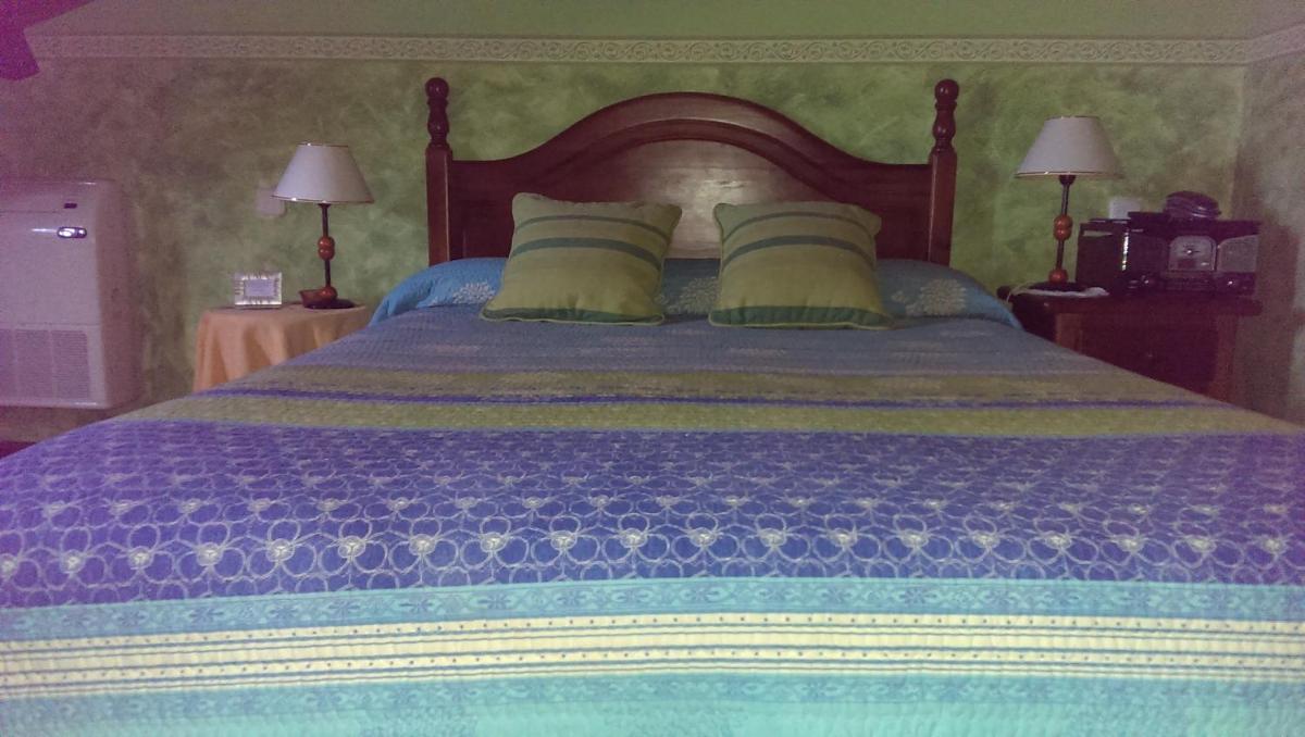 Cama o camas de una habitación en Hotel "Posada de Cantabria EL SOLAR" -Cenas típicas y Gintonic- Bar -Terraza panorámica