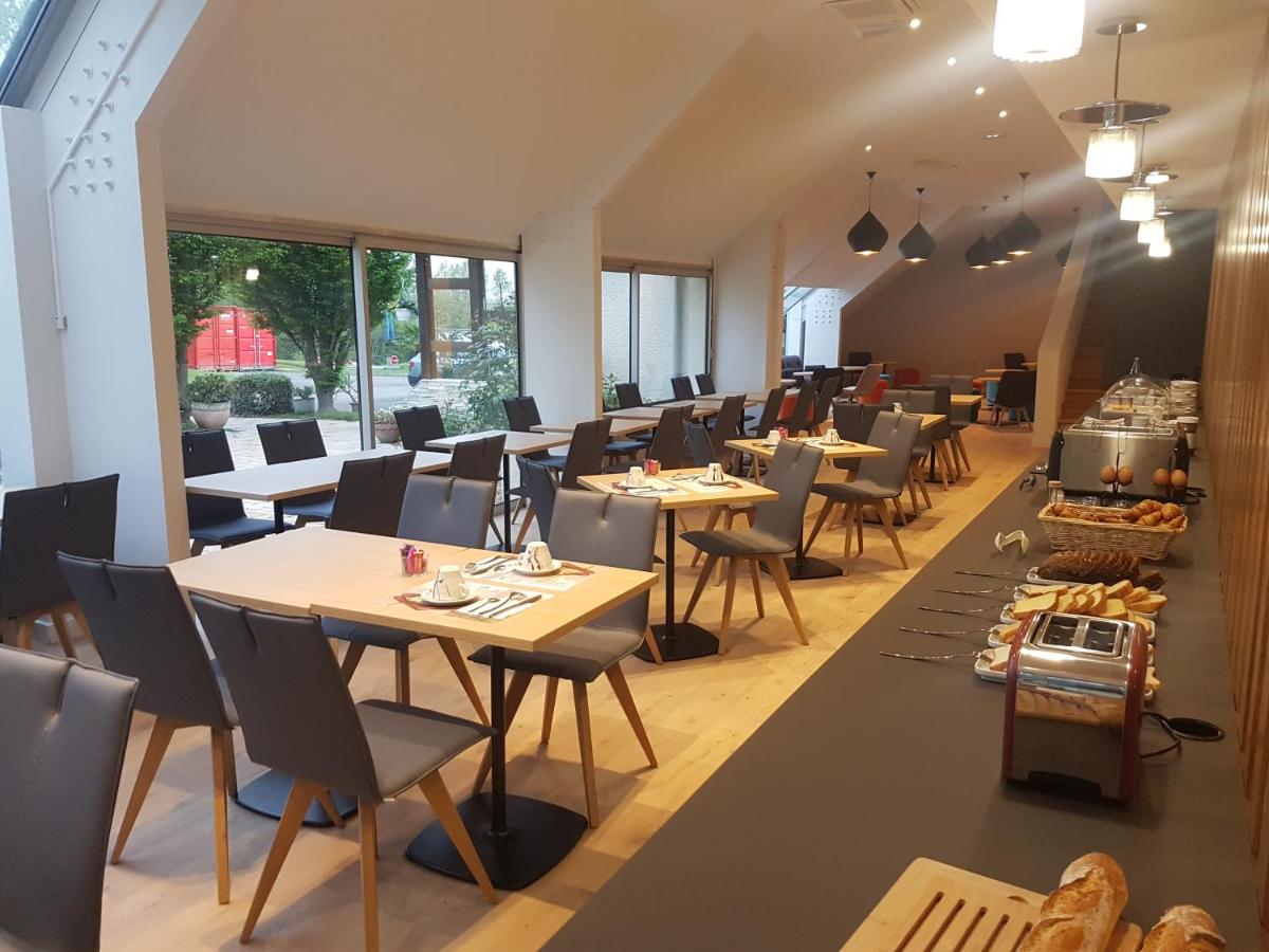 une salle à manger avec tables, chaises et fenêtres dans l'établissement Best Western Armor Park Dinan et Spa, à Dinan