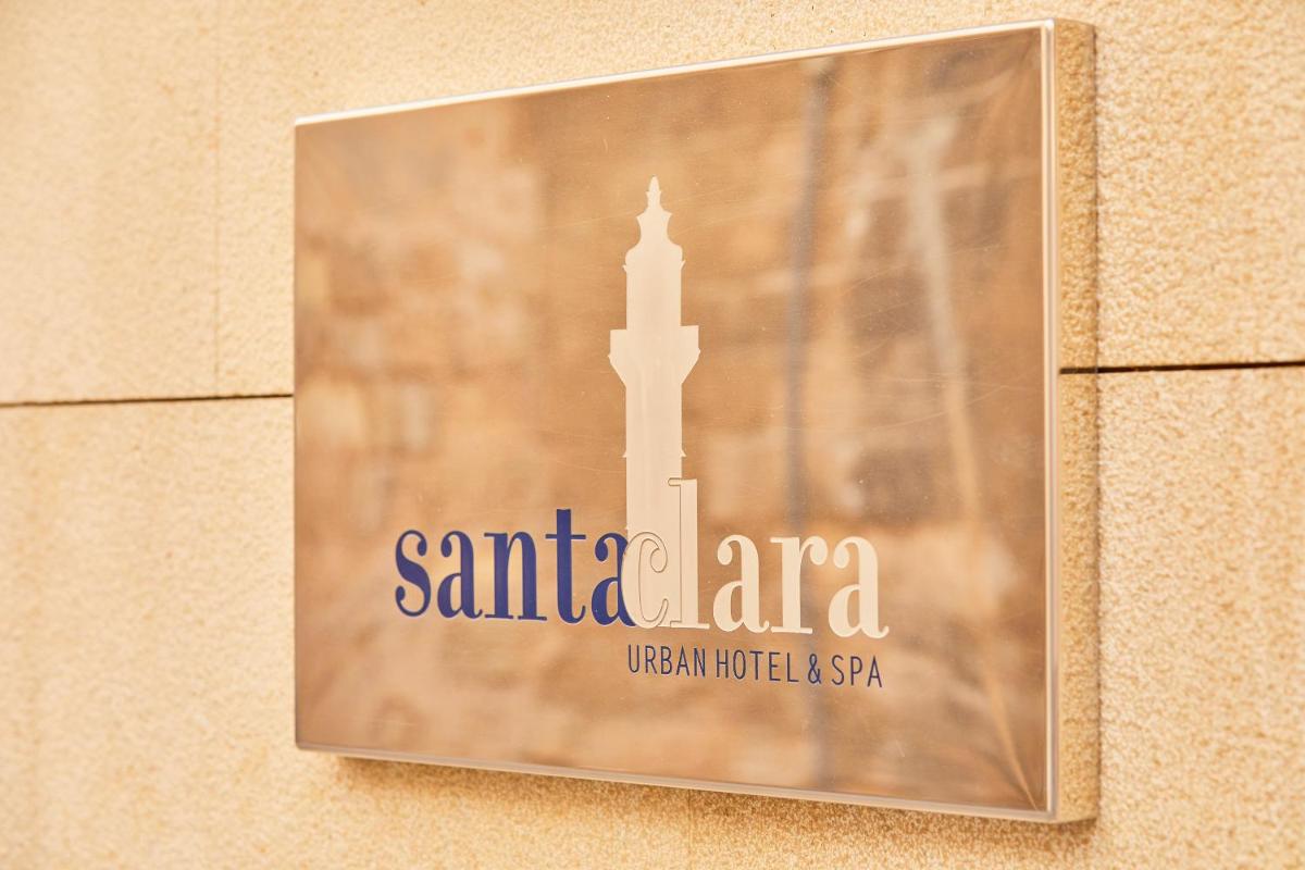 Certificado, premio, señal o documento que está expuesto en Santa Clara Urban Hotel & Spa