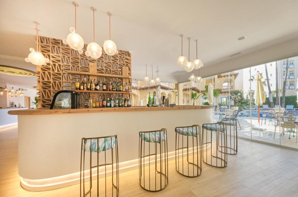 Un restaurante o sitio para comer en Hotel Villa Chiquita - Adults Only - Over 12