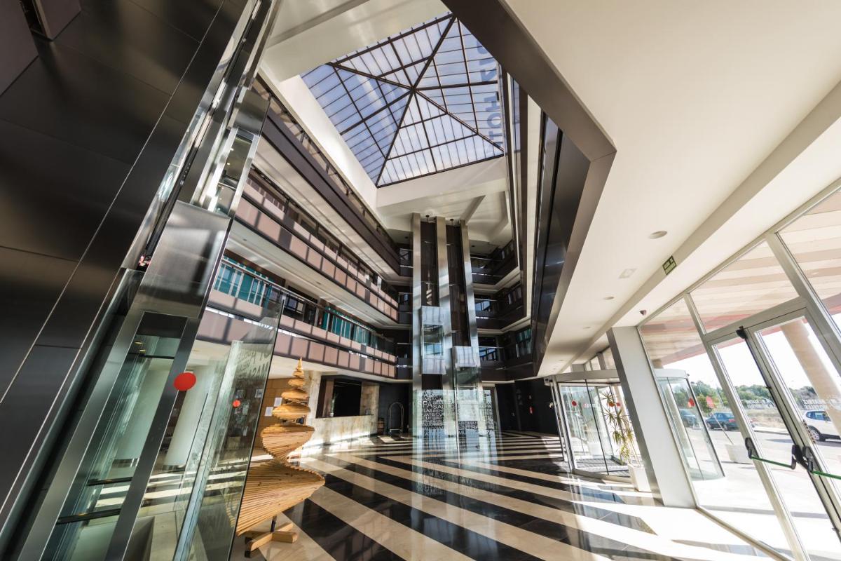 vistas al vestíbulo de un edificio con tragaluz en Hotel Palacio Albacete & SPA, en Albacete