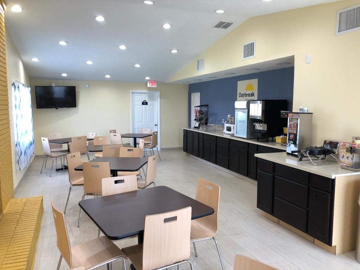 Days Inn by Wyndham King-Winston Salem Area - Housity