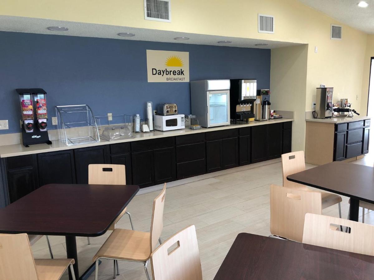 Days Inn by Wyndham King-Winston Salem Area - Housity