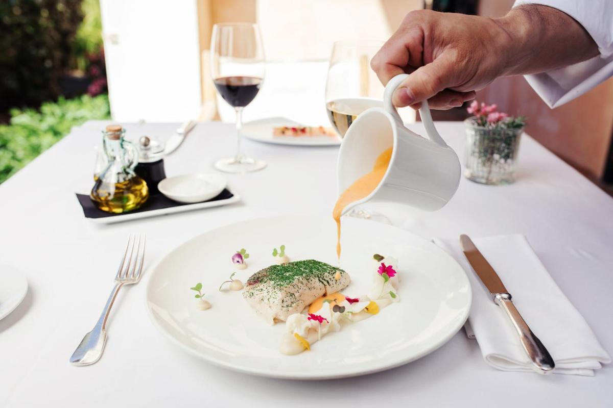 Comida en o cerca de este hotel