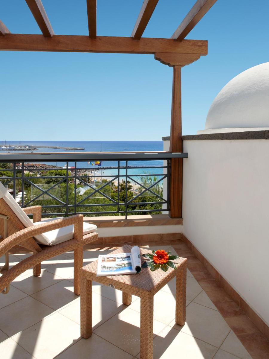 Un balcón o terraza de Princesa Yaiza Suite Hotel Resort