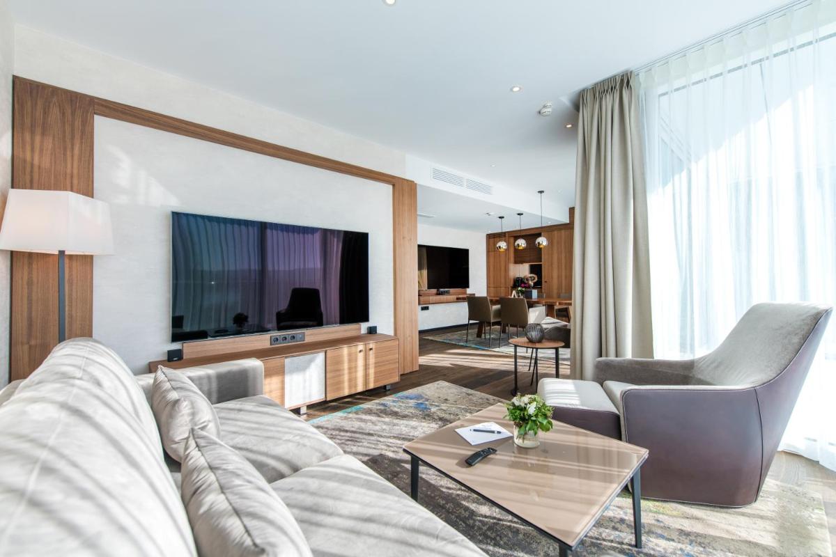 ein Wohnzimmer mit Couch und Fernseher in der Unterkunft FÄHRHAUS Koblenz in Koblenz