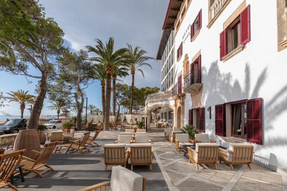 un patio de un hotel con sillas y mesas en Hoposa Uyal, en Puerto Pollensa