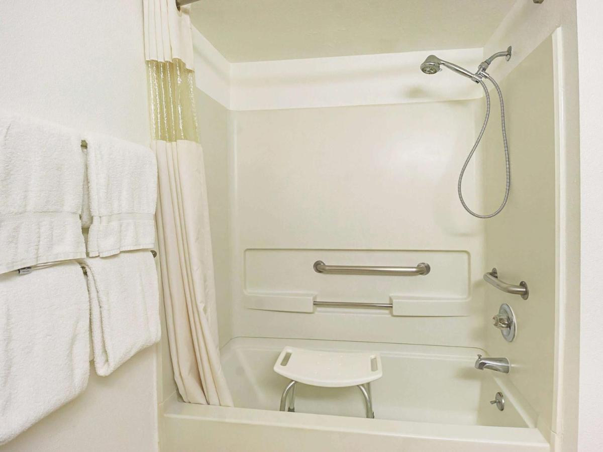 La Quinta by Wyndham Woodburn - Housity