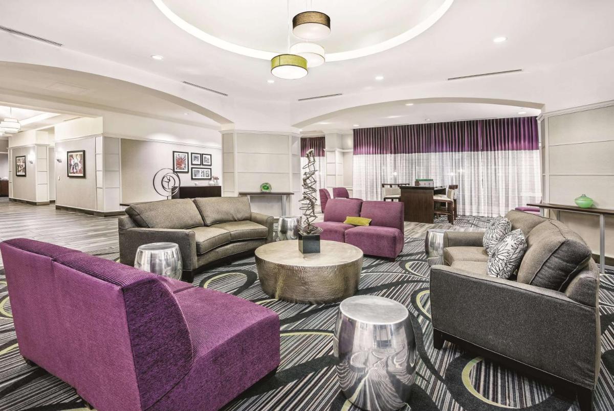 La Quinta Inn & Suites by Wyndham San Antonio Riverwalk - Housity