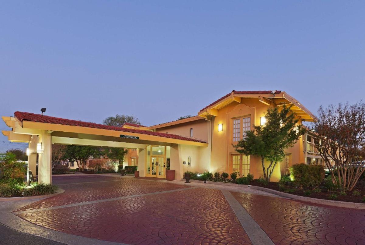 La Quinta Inn by Wyndham Austin Oltorf - Housity