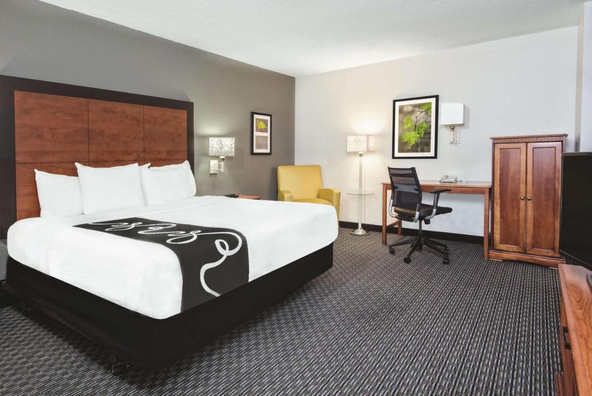 La Quinta Inn & Suites by Wyndham San Antonio Riverwalk - Housity