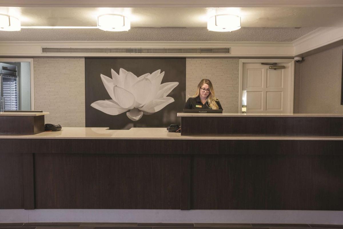La Quinta Inn by Wyndham Ventura - Housity