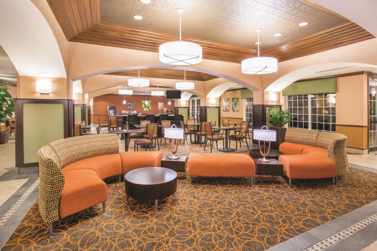 La Quinta by Wyndham Bentonville - Housity