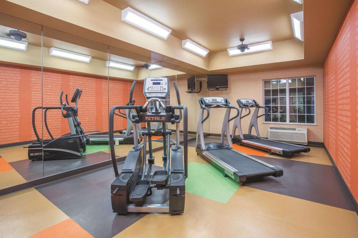La Quinta by Wyndham Bentonville - Housity