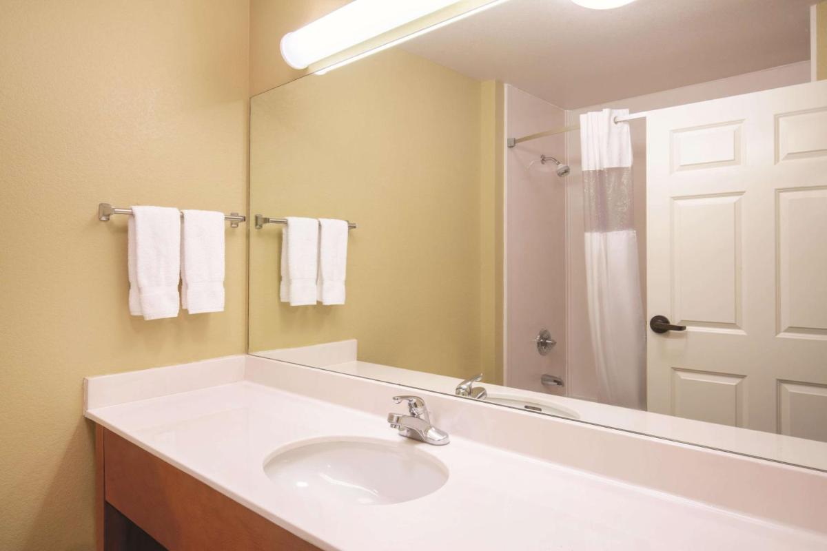 La Quinta by Wyndham Bentonville - Housity