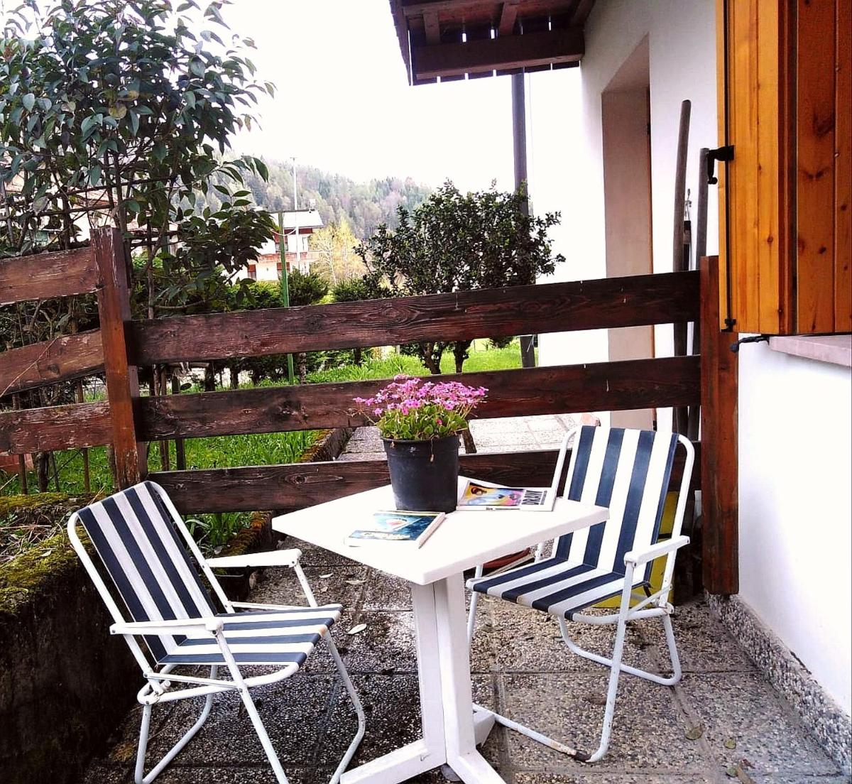 Breakfast in garden mountain view - Housity